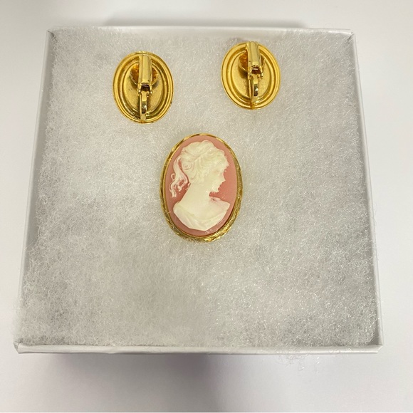 Pink Cameo on Gold Tone Clip On Earrings & Brooch Pin - Picture 5 of 5